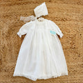 Abito battesimo bimba lungo bianco con punto smock, pizzo floreale e cuffietta coordinata
