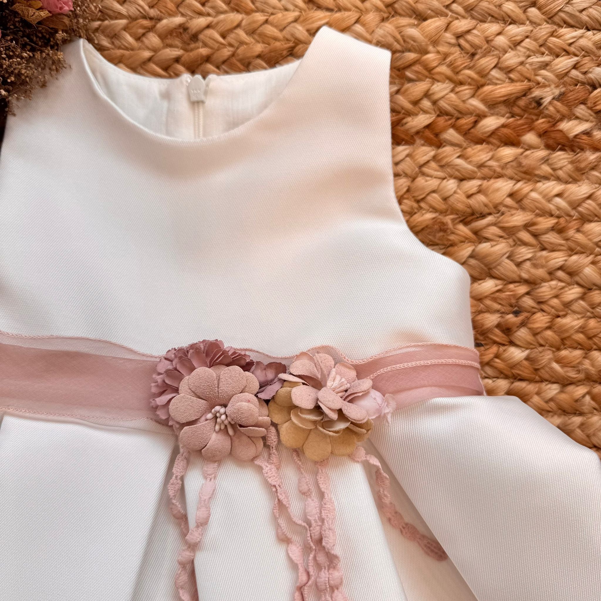 Dettaglio cintura in organza rosa con fiori e perle applicate