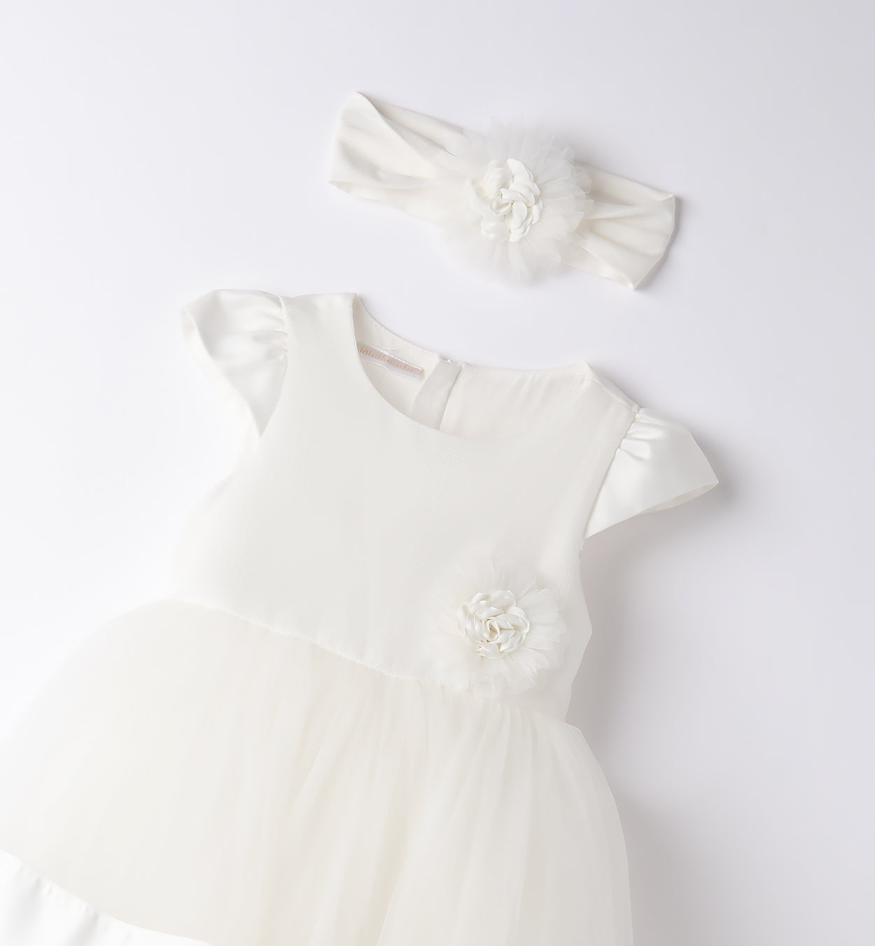  Abito da battesimo bianco per bambina Minibanda con dettagli in tulle e applicazione floreale in raso.