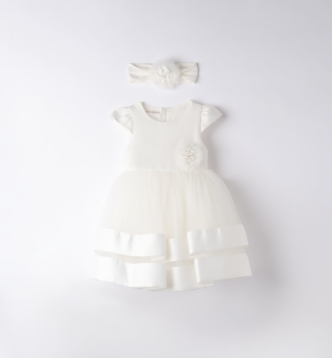 Abito da battesimo bianco per bambina Minibanda con dettagli in tulle e applicazione floreale in raso.