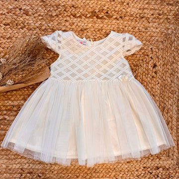 Abito battesimo bambina panna con fiocco e gonna in tulle leggero.