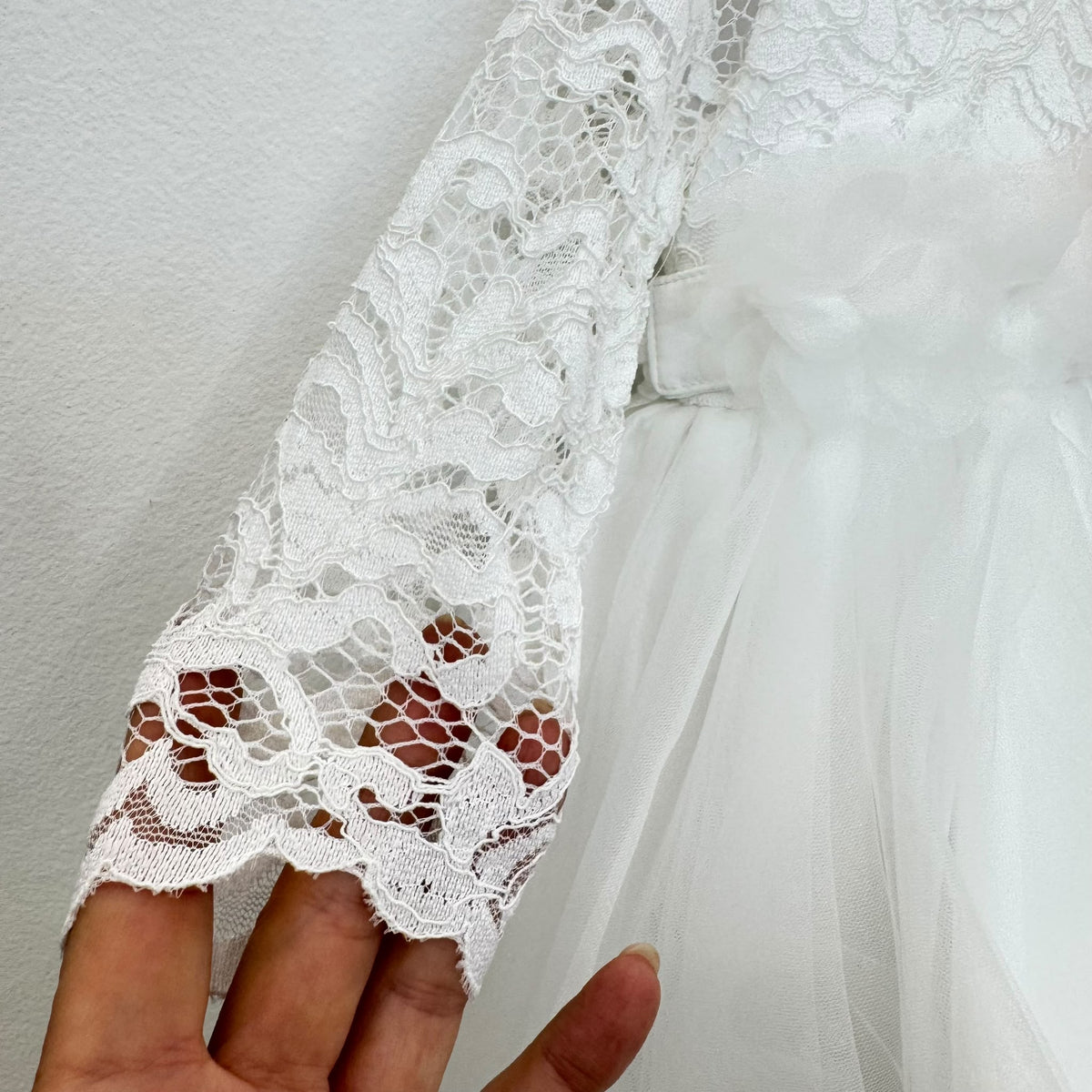 Abito battesimo bimba in pizzo e tulle con fiori rosa, foto 3