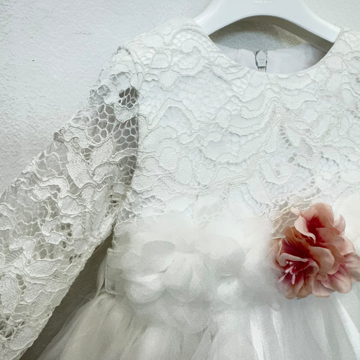 Abito battesimo bimba in pizzo e tulle con fiori rosa, foto 4