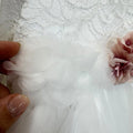 Abito battesimo bimba in pizzo e tulle con fiori rosa, foto 5