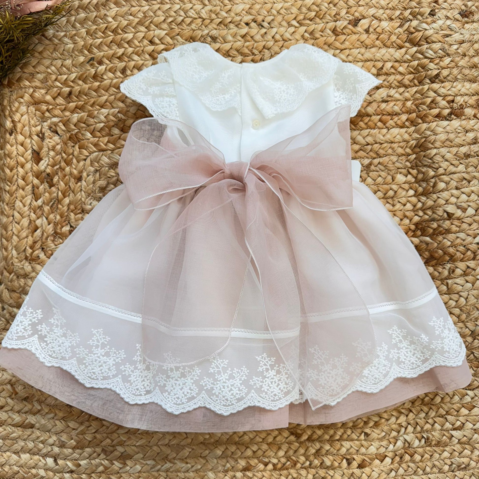 Abito battesimo bimba rosa cipria e bianco con pizzo ricamato