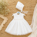 Abito Battesimo bimba bianco con ricamo nido d'ape, punto smock e cuffietta coordinata.