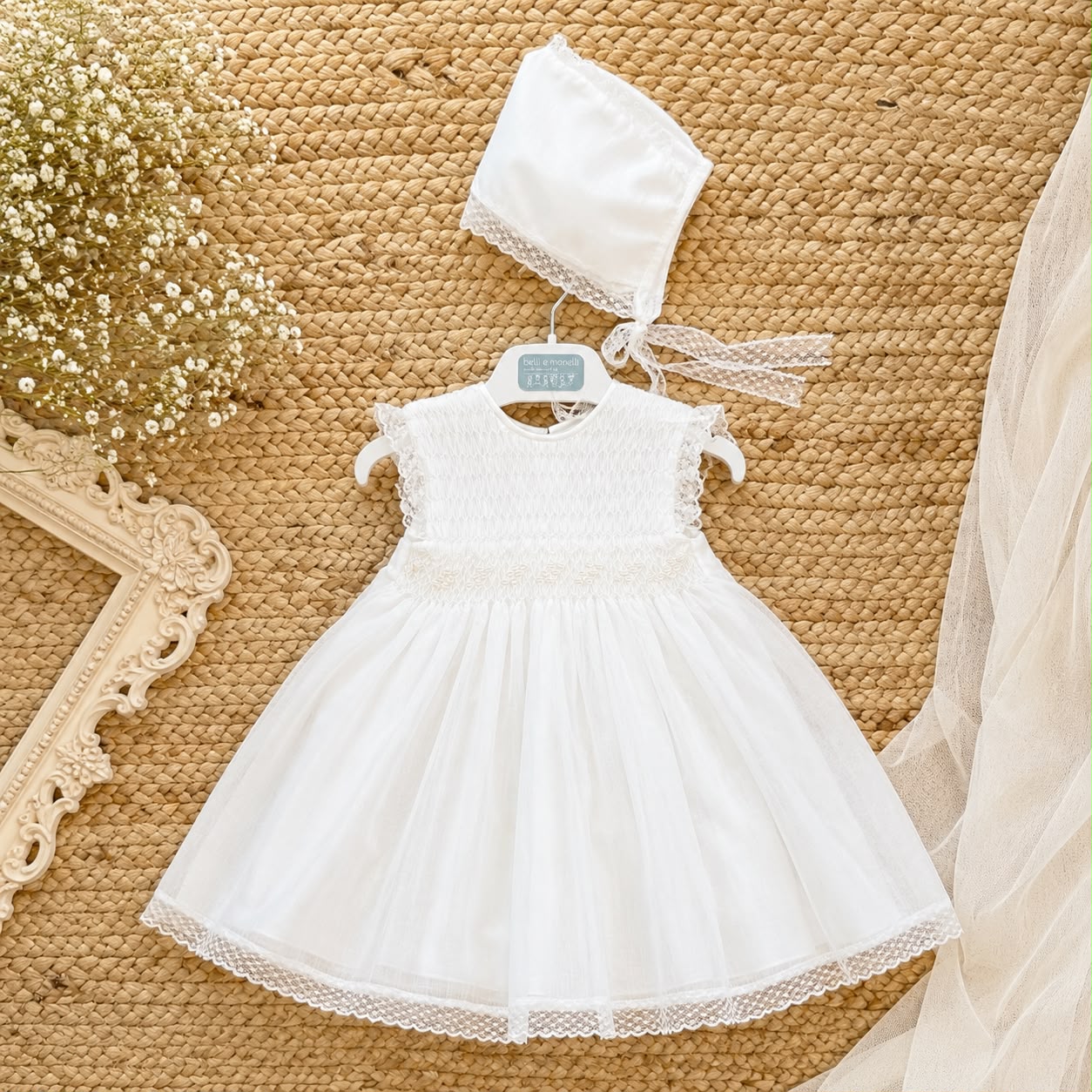 Abito Battesimo bimba bianco con ricamo nido d'ape, punto smock e cuffietta coordinata.