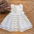 Abito da battesimo bimba bianco con gonna a righe trasparenti e tessuto brillante
