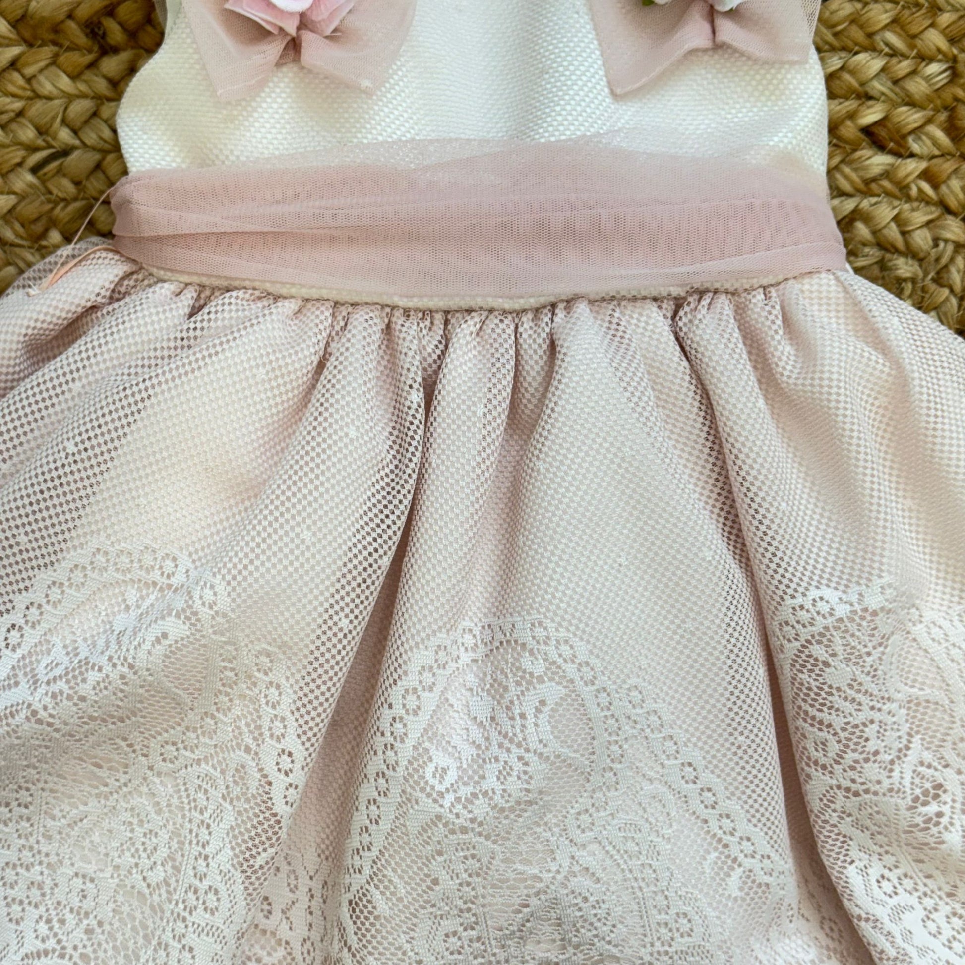 Dettaglio corpino avorio con fascia in tulle rosa cipria, abito battesimo bimba