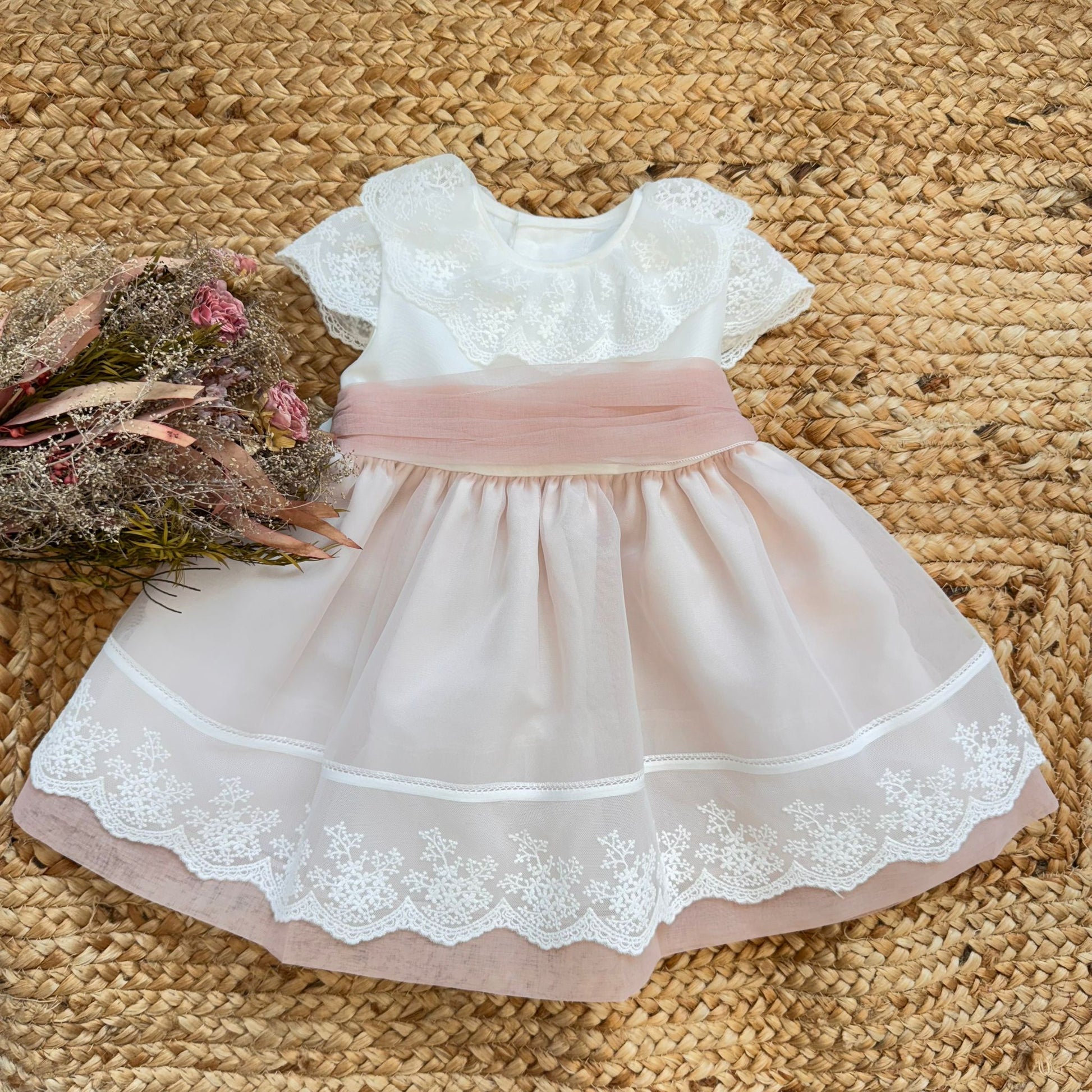 Abito battesimo bimba rosa cipria e bianco con pizzo ricamato