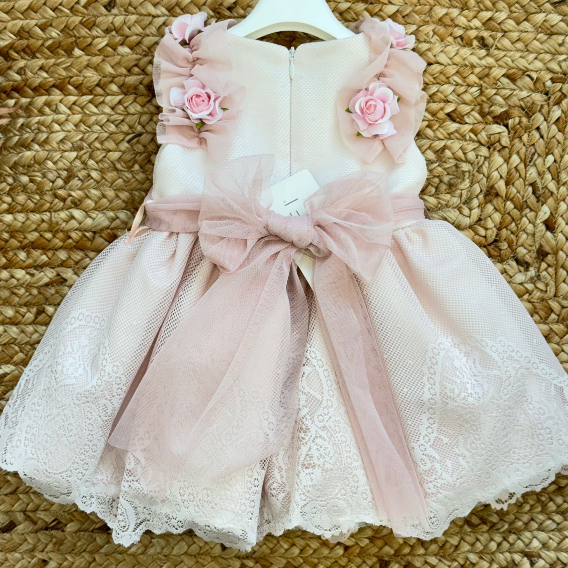 Abito da battesimo bimba rosa cipria, vista retro con grande fiocco in tulle