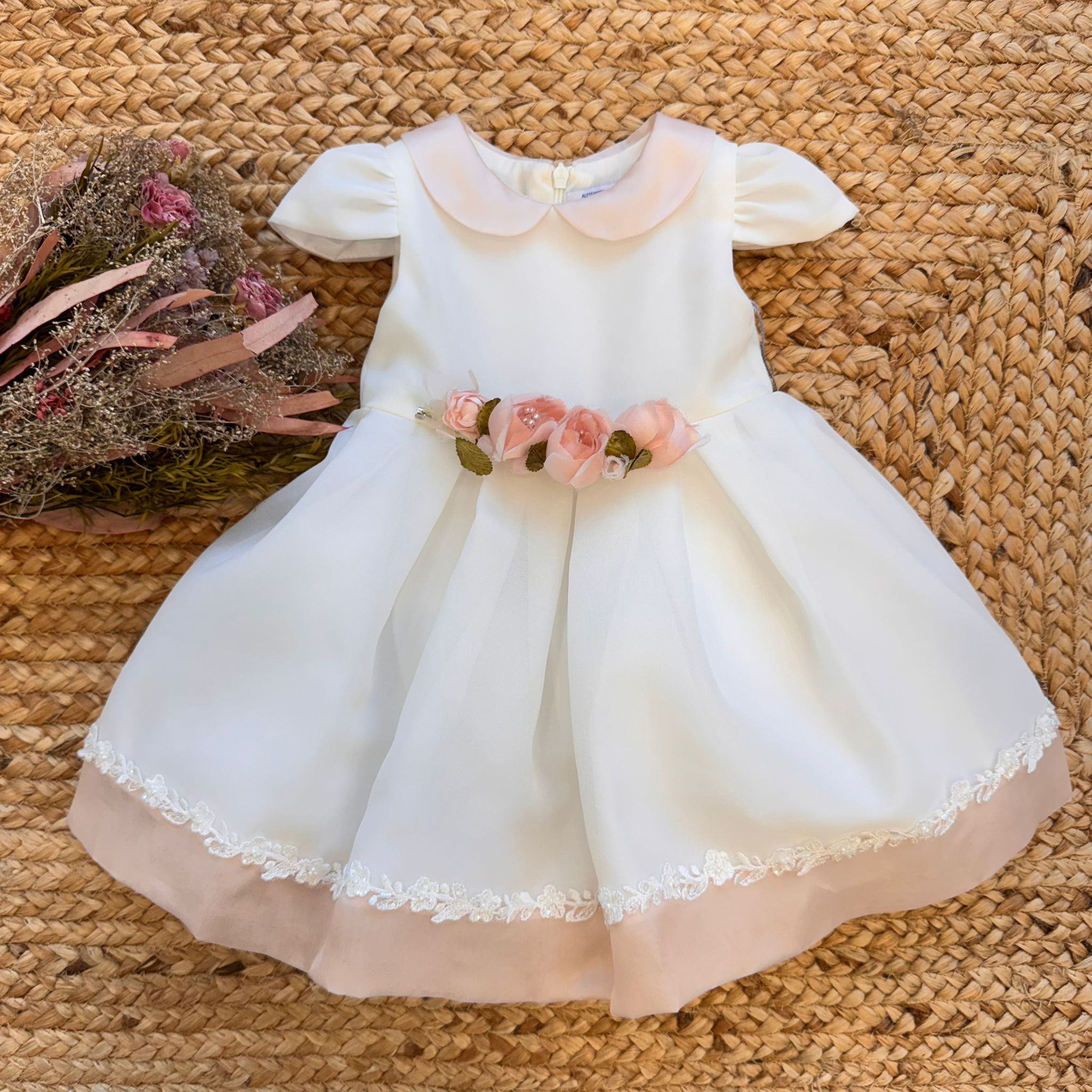 Abito da battesimo bambina con cintura floreale rosa e colletto