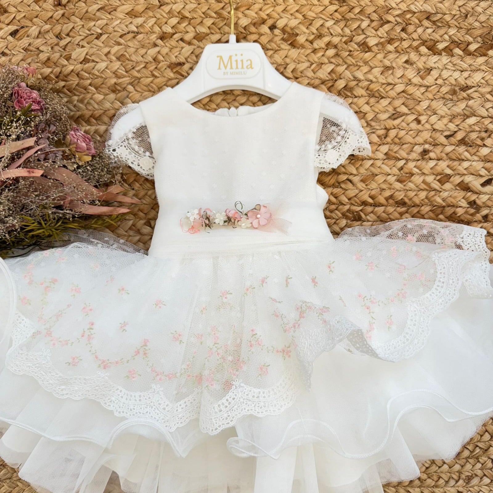 abito battesimo bimba con tulle floreale e cintura con fiori