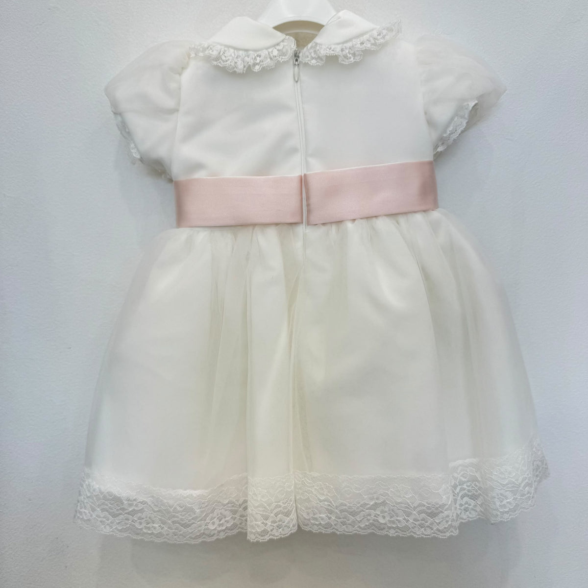 Abito battesimo bimba in tulle e pizzo con fiocco rosa cipria, foto 2