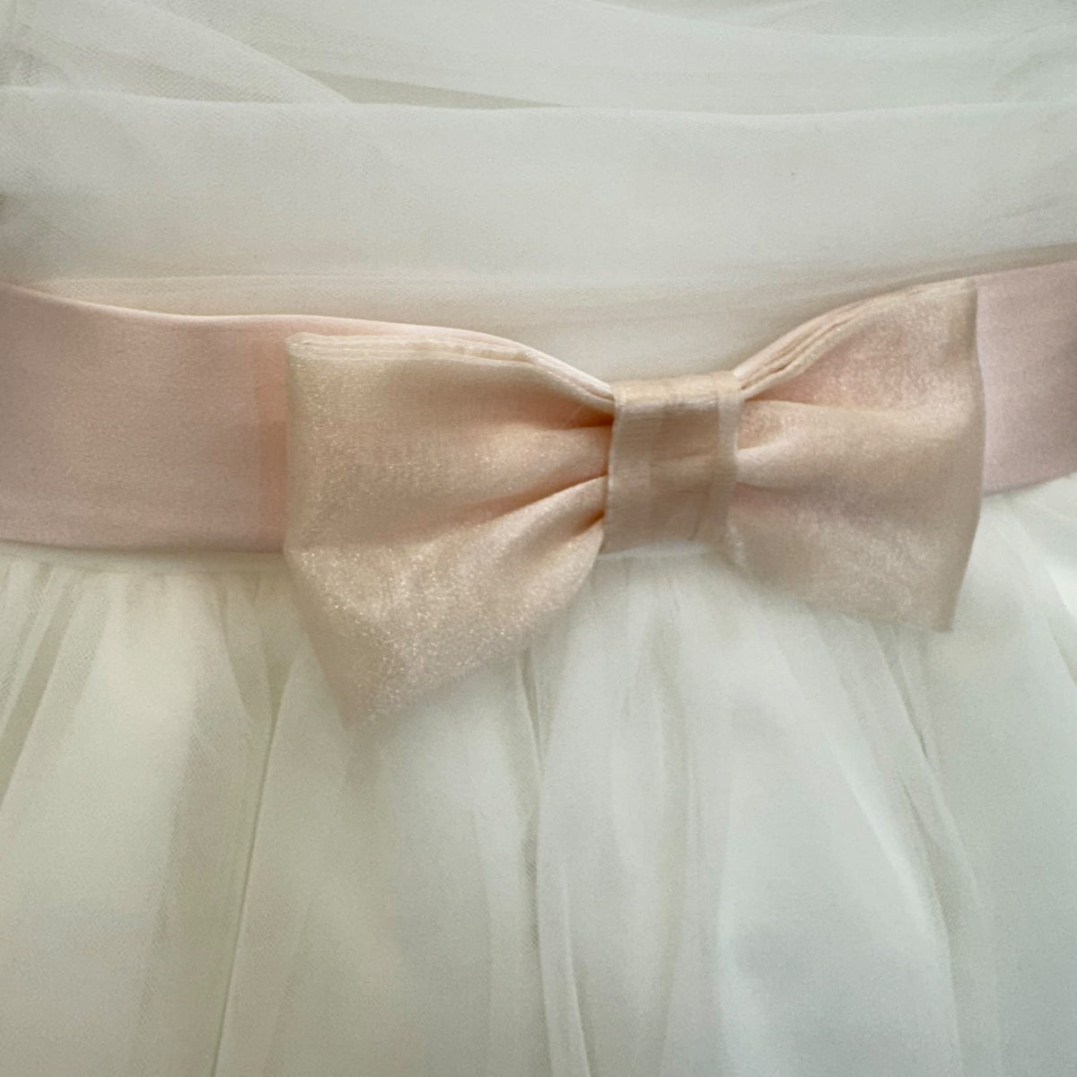 Abito battesimo bimba in tulle e pizzo con fiocco rosa cipria, foto 8