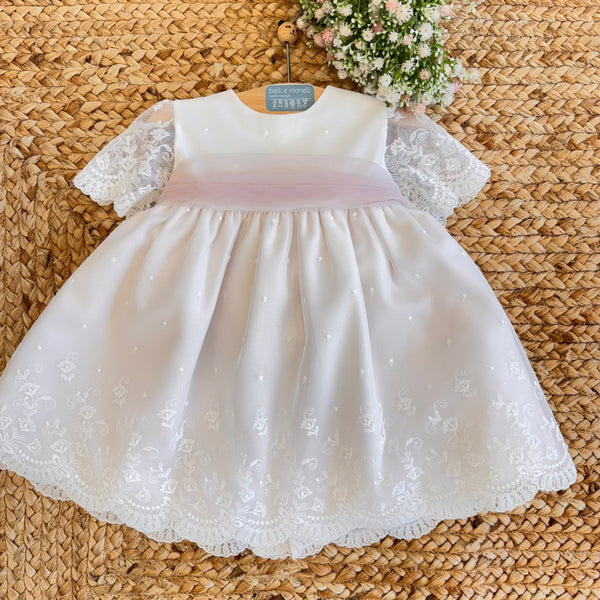 Abito battesimo bimba in tulle con maniche in pizzo e ricami floreali