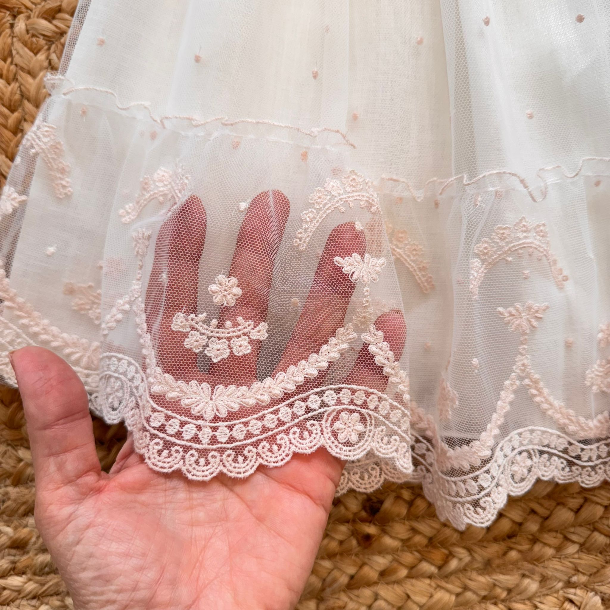 Ricamo cipria su tulle e bordo smerlato con pizzo floreale