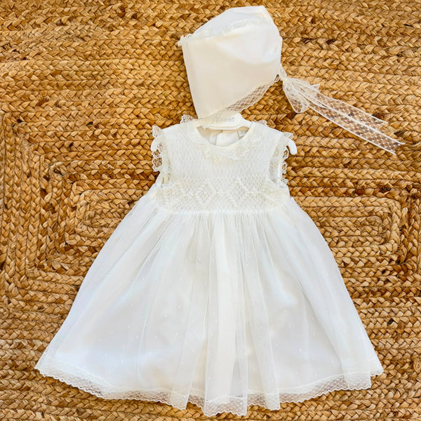 Abito battesimo bimba bianco in tulle con ricamo nido d’ape e cuffietta coordinata