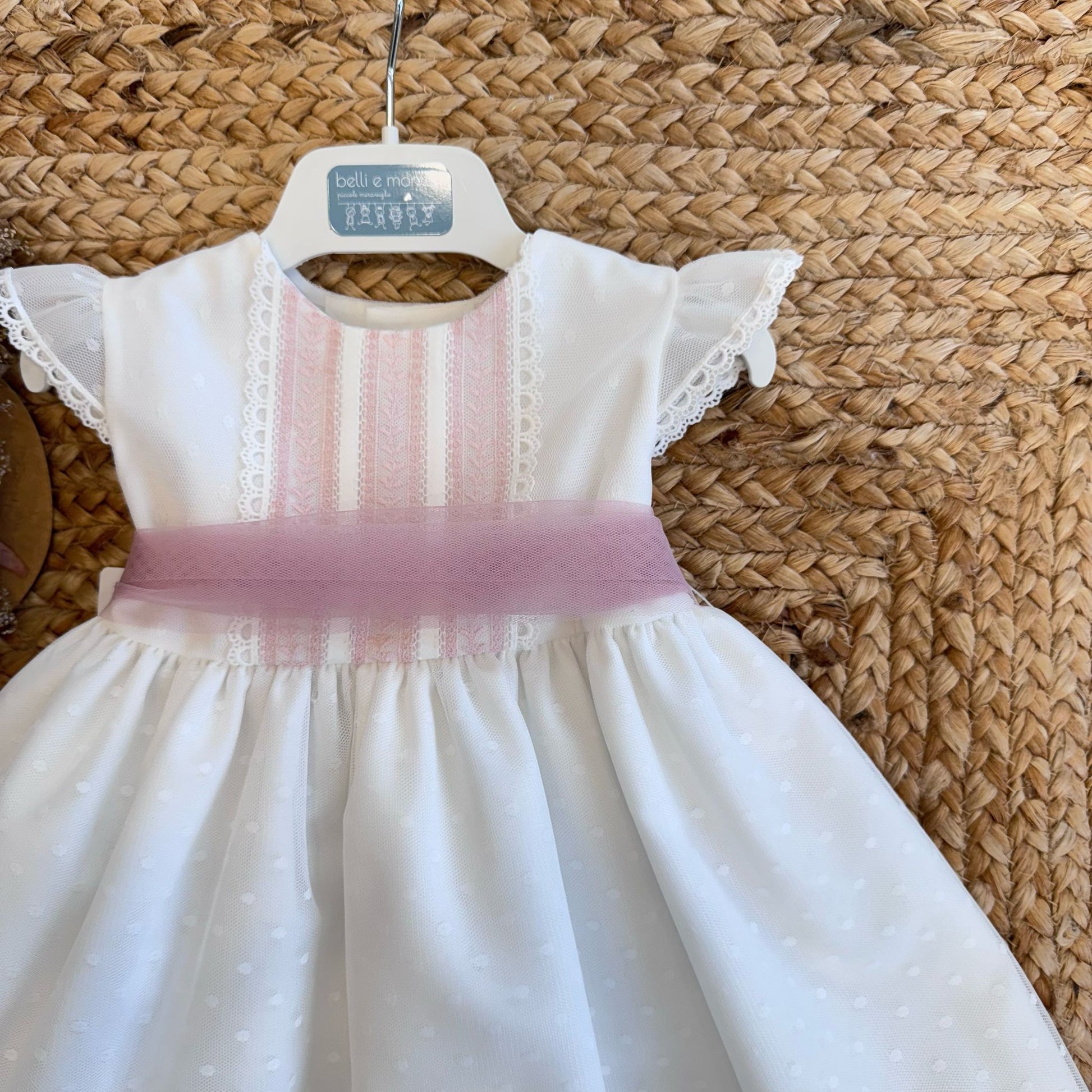 Dettaglio fiocco rosa antico sul retro dell’abito

