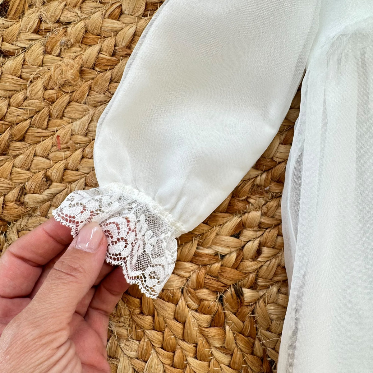 Abito battesimo bimba lungo bianco con punto smock, pizzo floreale e cuffietta coordinata