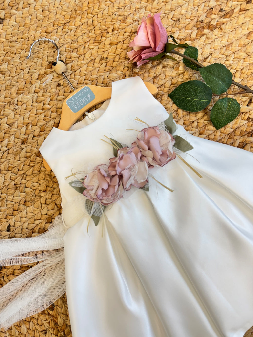 Dettaglio della cintura con fiori in tessuto e tulle dell’abito da Battesimo Dilù Couture.