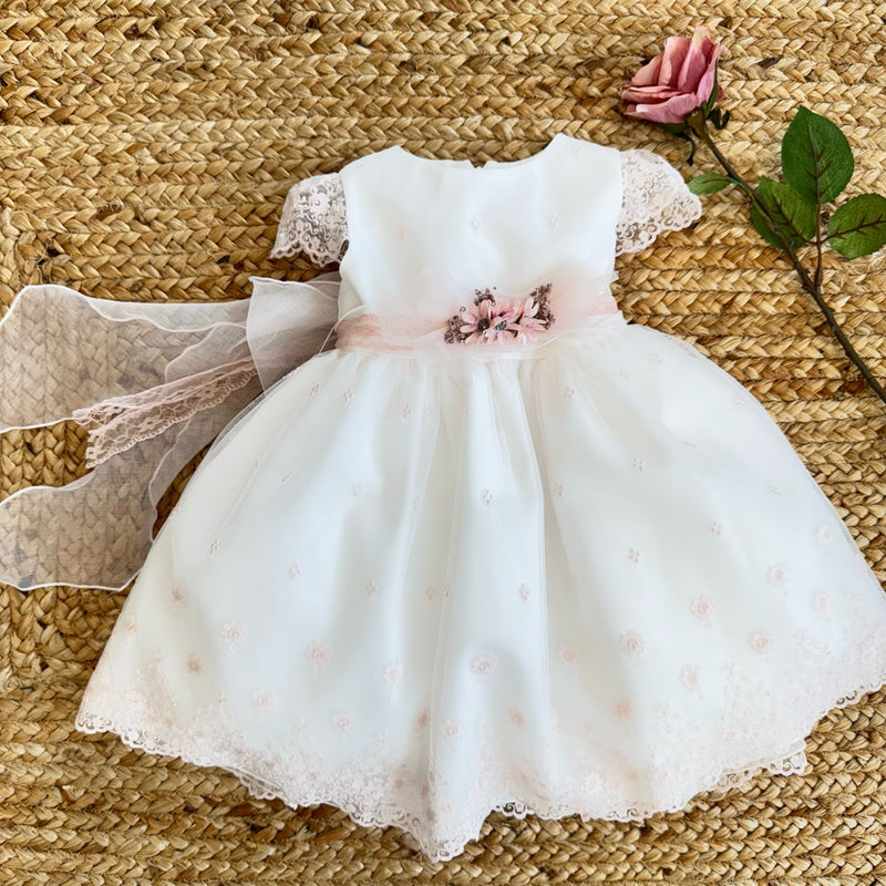 Abito battesimo Mimilù con corpetto ricamato e cintura doppia in tulle rosa.