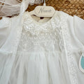 Abito battesimo bimba lungo bianco con punto smock, pizzo floreale e cuffietta coordinata
