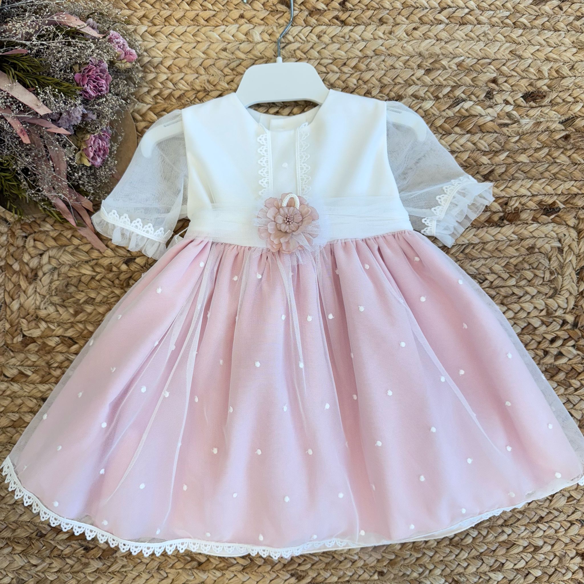 Abito battesimo rosa cipria per neonata con fiore centrale

