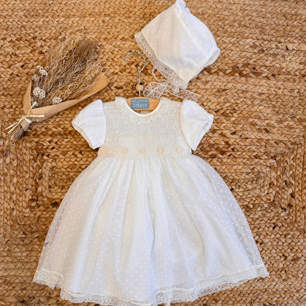 Abito da battesimo con punto smock ricamato e cappellino coordinato.