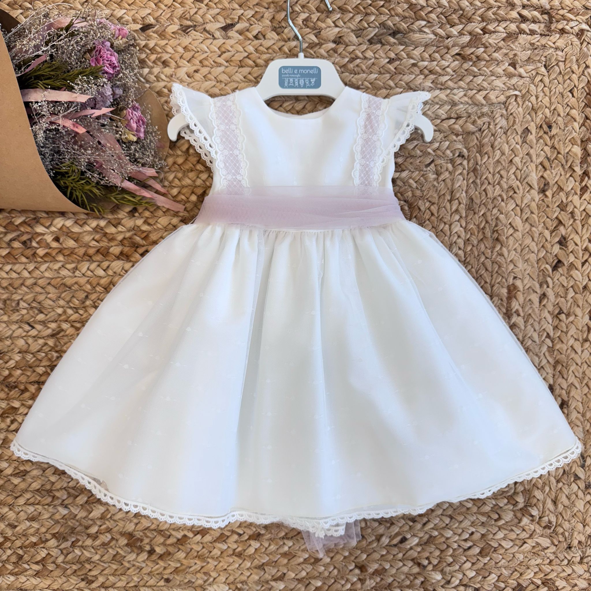 Abito bianco neonata con pizzo e fiocco rosa cipria
