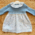 Abito bimba azzurro floreale con parte superiore in maglia e gonna fantasia