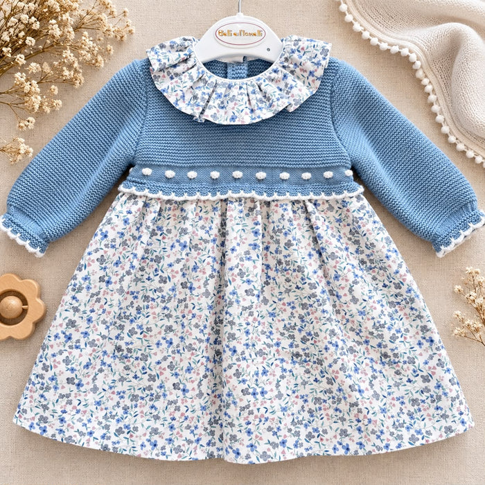 Abito bimba azzurro in maglia con gonna floreale, colletto volant e dettagli bianchi lavorati