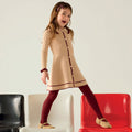Abito bimba beige in maglia con dettagli bordeaux indossato, vestito elegante bambina