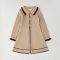 Abito bimba beige in maglia con dettagli bordeaux indossato, vestito elegante bambina