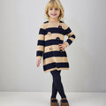 Abito bimba blu e beige in maglia a righe con fiori applicati indossato