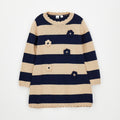 Abito bimba blu e beige in maglia a righe con fiori applicati indossato