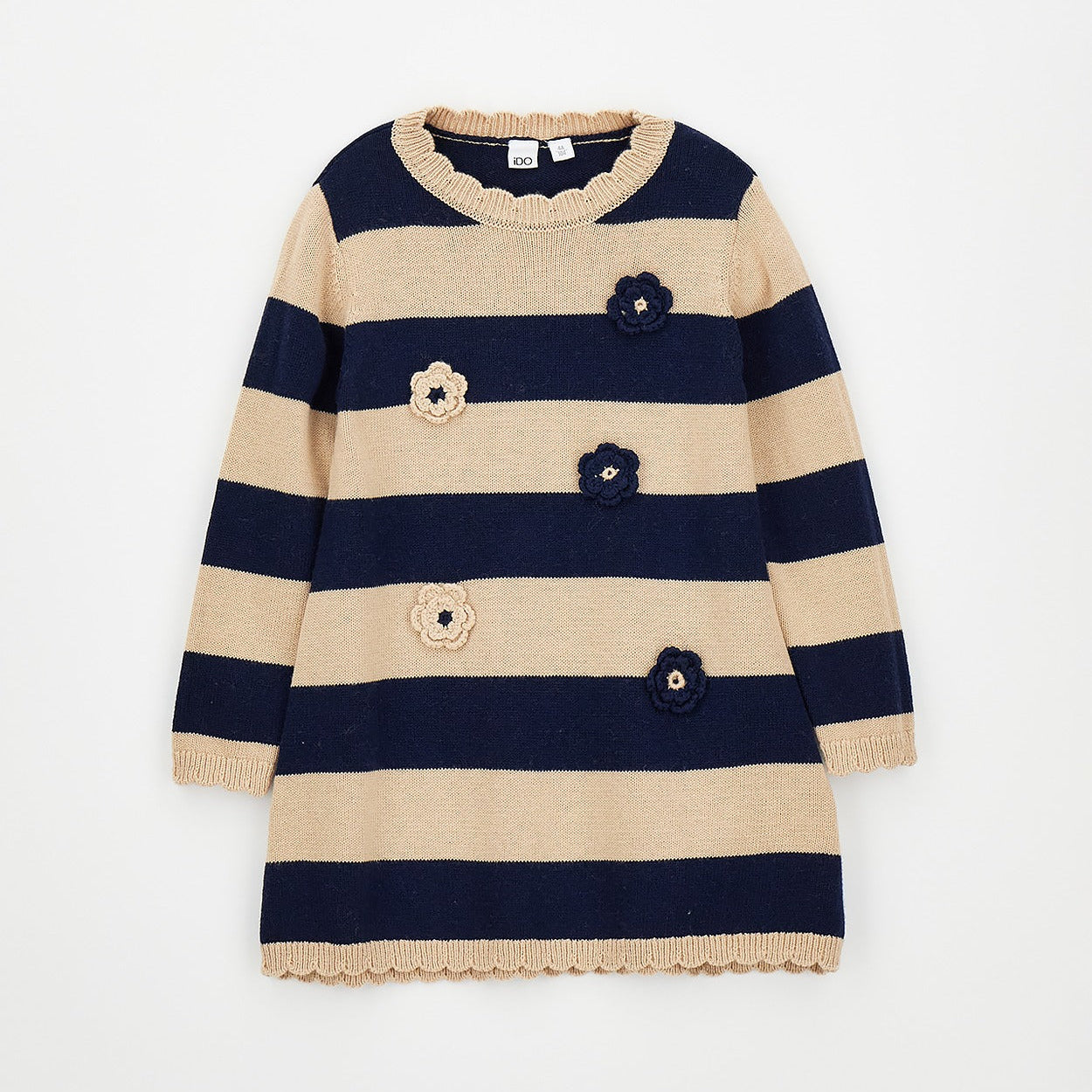 Abito bimba blu e beige in maglia a righe con fiori applicati indossato