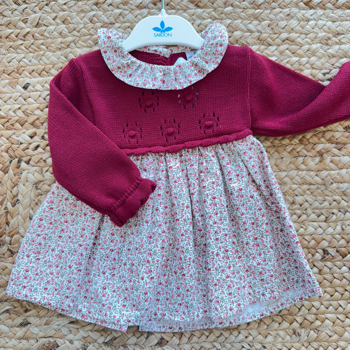Abito bimba rosso bordeaux floreale con parte superiore in maglia e gonna fantasia
