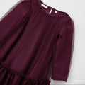 Abito bimba bordeaux in tulle con maniche lunghe velate e balza arricciata