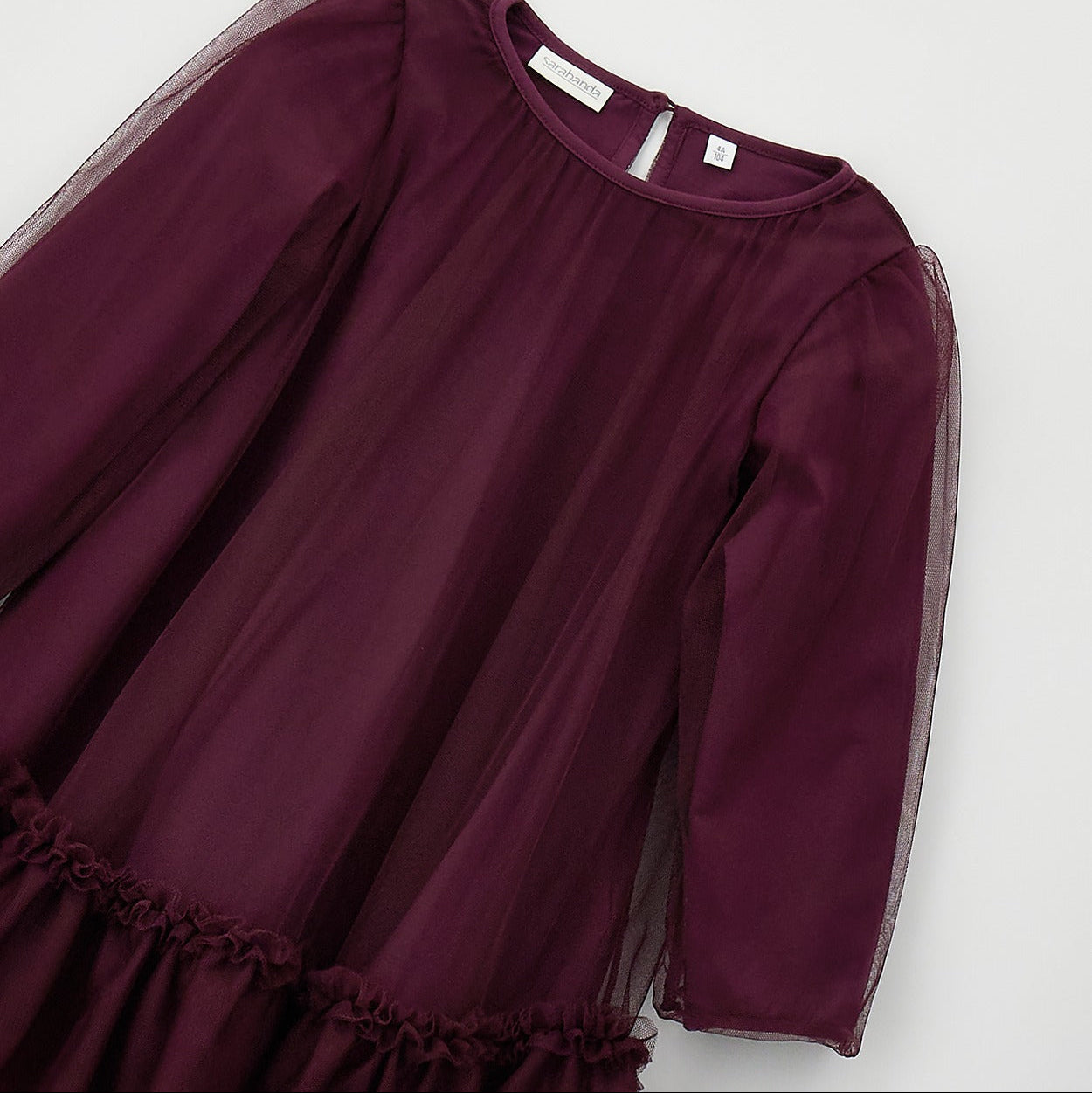 Abito bimba bordeaux in tulle con maniche lunghe velate e balza arricciata