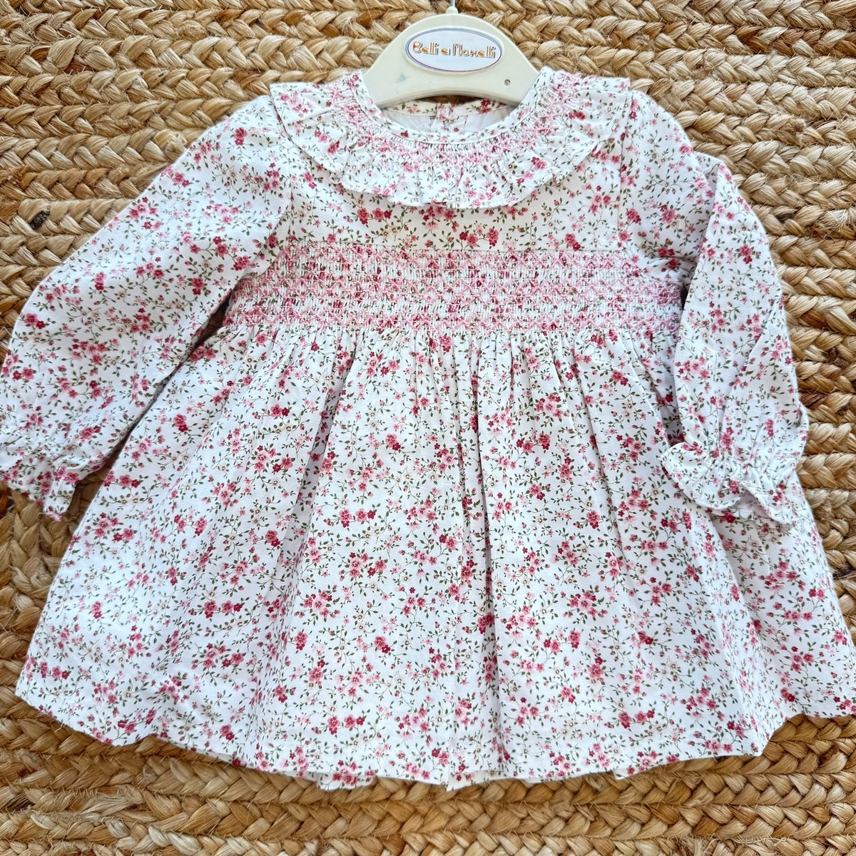 Abito bimba in cotone floreale rosa con lavorazione smock e colletto volant