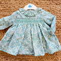 Abito bimba in cotone floreale verde acqua con punto smock e colletto arricciato
