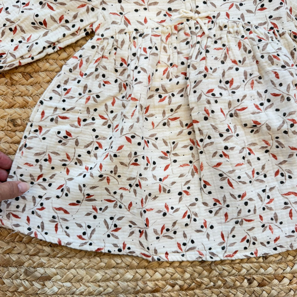 Abito bimba in 100% cotone con fantasia di foglie ruggine tortora e nere