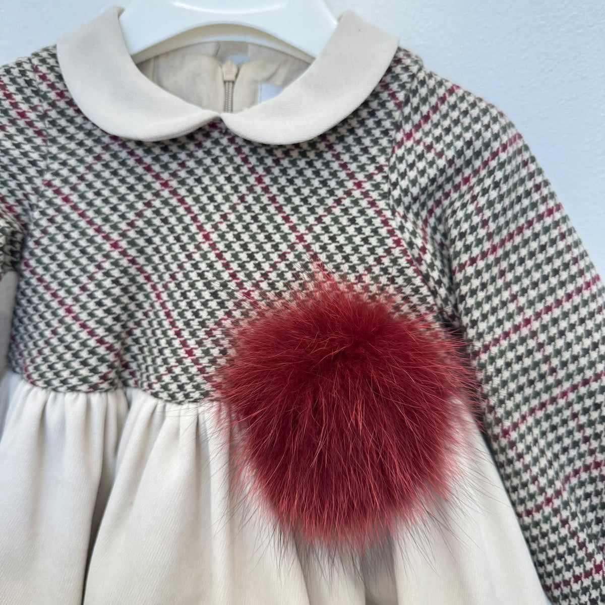 Abito elegante bimba panna con corpetto pied de poule, pompon bordeaux e dettagli in velluto verde