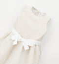 dettaglio abito bimba beige con fiocco in vita