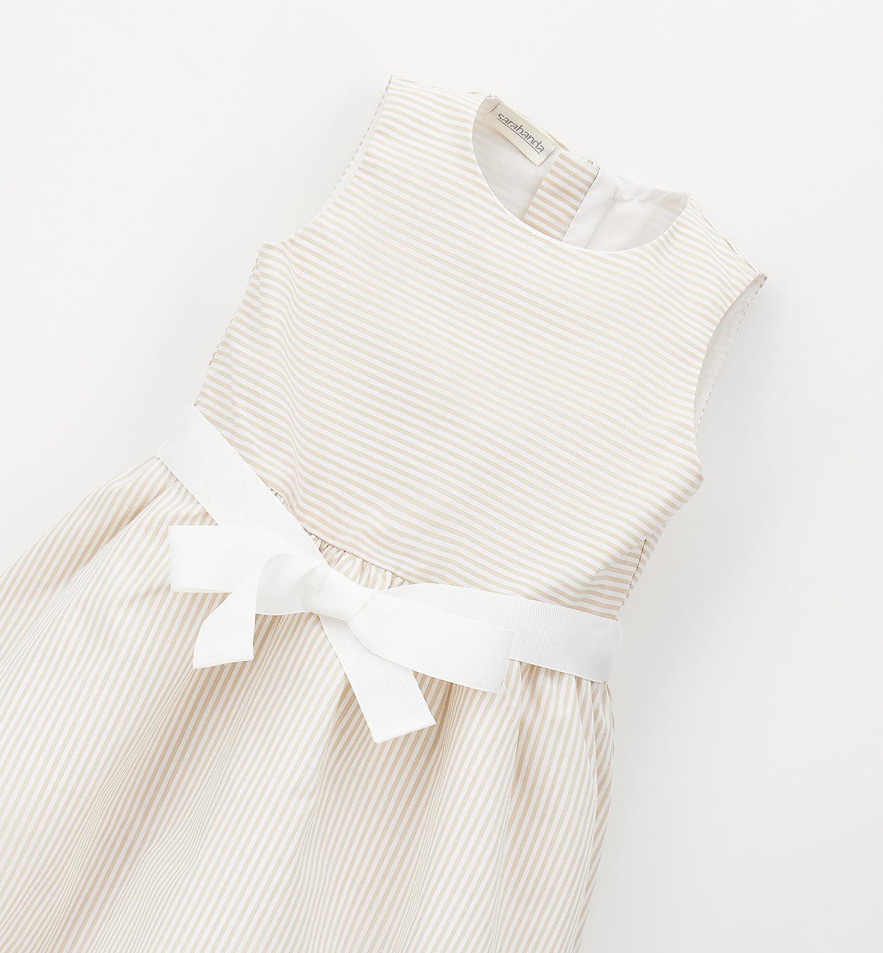 dettaglio abito bimba beige con fiocco in vita