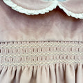 Abito elegante bimba in velluto rosa antico con punto smock, colletto panna e maniche a palloncino