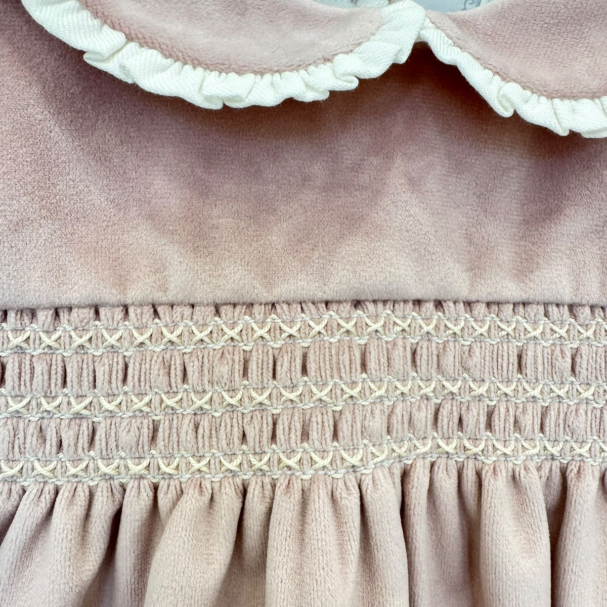Abito elegante bimba in velluto rosa antico con punto smock, colletto panna e maniche a palloncino