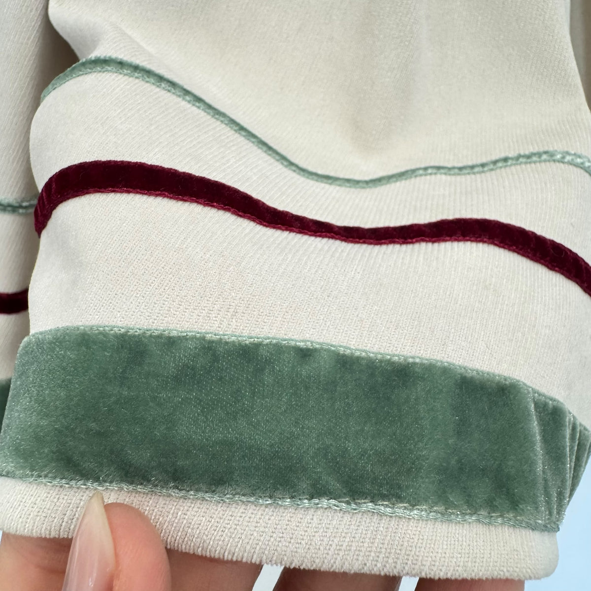 Abito elegante bimba panna con corpetto pied de poule, pompon bordeaux e dettagli in velluto verde