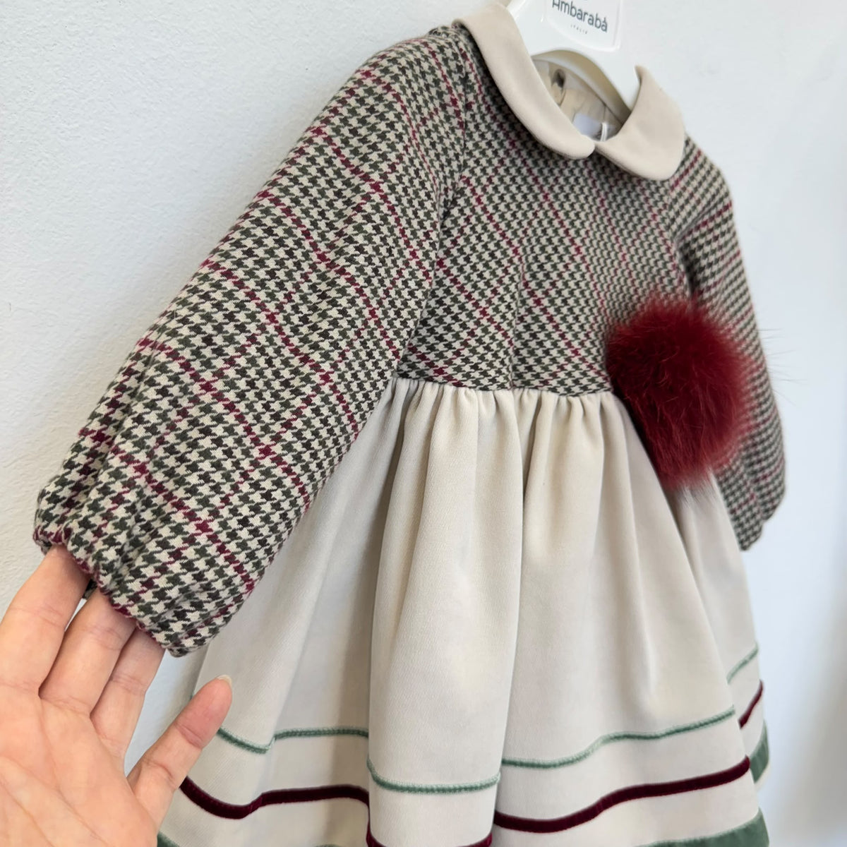 Abito elegante bimba panna con corpetto pied de poule, pompon bordeaux e dettagli in velluto verde